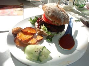 Burgeri stavangerilaisessa kasvisravintolassa Norjassa. 