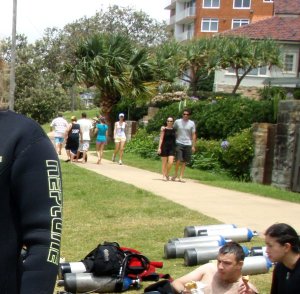 Fairlightin rannalla piti odotella pitkään ennen veteen menoa. Siinä vaiheessa odotimme, että joku sukellusopas tulisi neuvomaan meitä. Mutta pitkä odotusaika johtui ehkä jostain hässäkästä, ehkä opas lähti jonnekin?