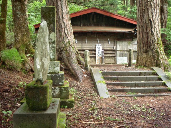 Jotkut rakennukset olivat vielä ehjiä ja lukittuja.