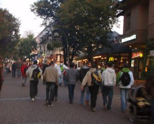 Krupowki-kävelykatu Zakopanessa. 