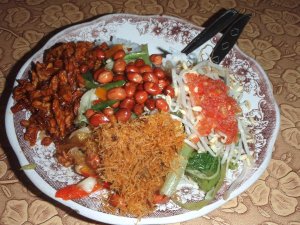 Tässä indonesialaisessa warung-katukeittiön annoksessa on rasvassa paistettuja maapähkinöitä.