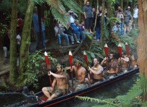 Maorikulttuurinäytös Uuden-Seelannin Rotoruassa. 