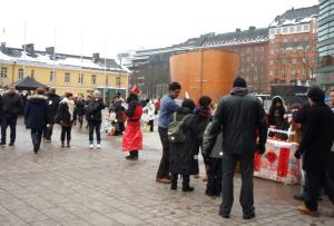 Ravintolapäivän myyntipöytiä Narinkkatorilla. 