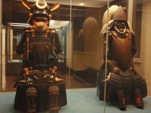 Hurjat samuraihaarniskat tokiolaisessa museossa. 