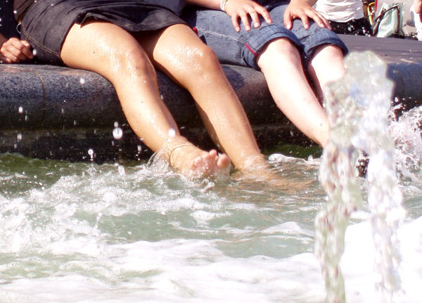 Suihkulähteessä vilvoittelua. 