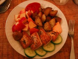 Tällä vegaanilautasella ei ole tarpeeksi vihanneksia. Rasvaa ja suolaa on varmaan liikaa, kun on paistettua tofua ja pottuja ja lisäksi sinappia, ketsuppia ja chilimajoneesia.