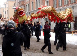 Lohikäärme ravintola Long Wallin edessä. 