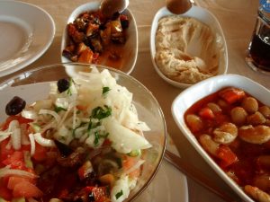 Odotan Tunisialta myös hyviä Välimeren alueen ruokia, kuten hummusta, papuja ja munakoisoruokia.