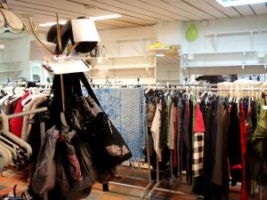 Jos aikoo myydä lähinnä vain isoja vaatteita (eikä vain narutoppeja), kannattaa varata rekkipaikka. Myynnissä myös takana näkyviä rekki + hylly -paikkoja 35 eurolla 6 myyntipäivää. 