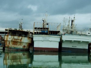 Ruosteisia veneitä Nukualofassa. 