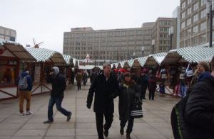 Myyntikojuja Alexanderplatzilla. 