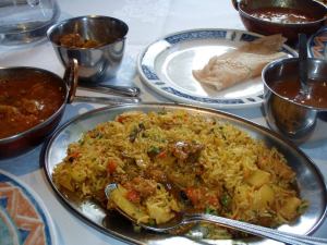 Intialainen ruoka on usein sekä mausteista että tulista. Tässä biryani Lontoossa. 