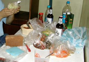 Poikkeus vahvistaa säännön, eli kaikissa paikoissa ei oikein ole ravintolakulttuuria ja parhaat eväät löytää torilta ja kaupoista. Tässä Irkutskilaisen kauppahallin antimia ihmettelemässä hotellihuoneessa. 