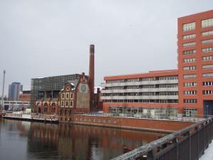 Näiden rakennusten vieressä ja myös vastapäätä oli tyhjä ja rapistunut vastaava rakennus. 