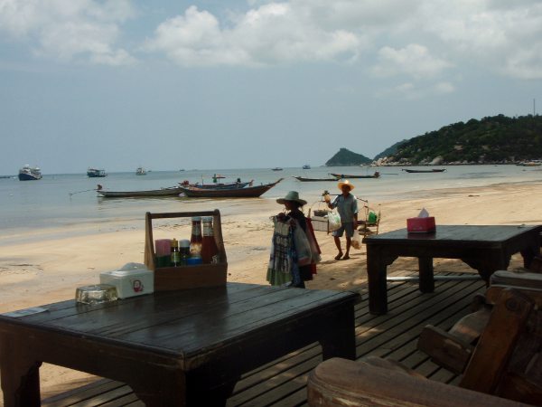 Rantalomilla vietän paljon aikaa tällaisissa maisemissa ravintoloissa löhöten. Tilaan säännöllisesti kylmää sitruuna-soodavettä, joka pitää minut tolkuissani helteessä. 