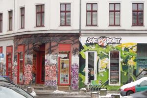 Maalatut seinät Kreutzbergin Oranienstrassella. 