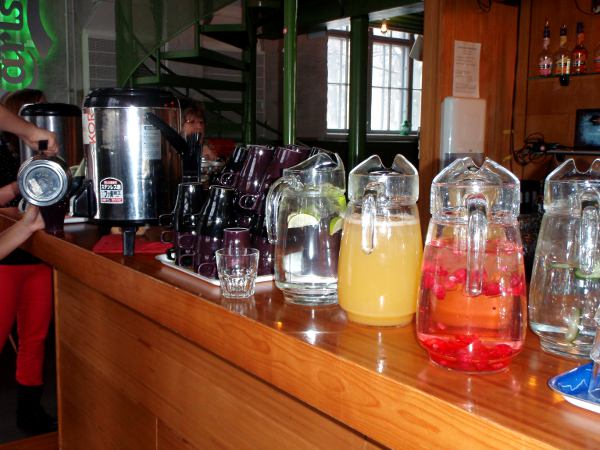 Mehut, kahvit ja vedet olivat baarin puolella, kuten myös tee.