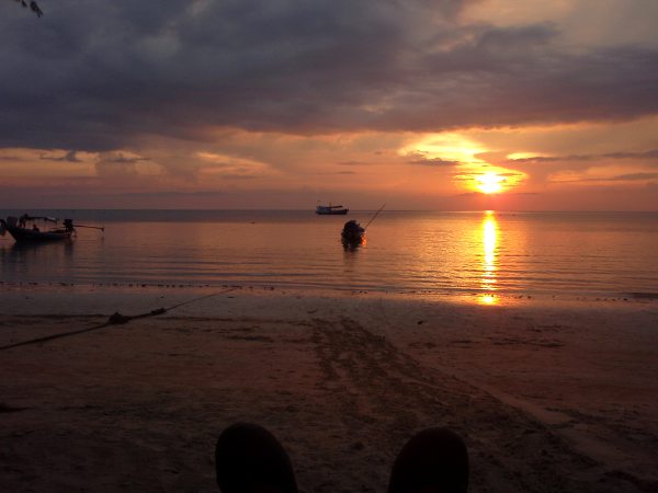 Tämä auringonlasku voisi olla Khao Lakista.