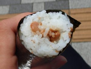 Nattoa, eli mädätettyä soijapapua sushikäärössä. 