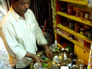 Ylevä paan-wallah tekee paania keskellä Mumbain katuvilinää. 