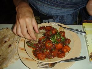 Maustettuja kasvispalleroita Intian Gokarnassa. Ruokalaji ei ollut ihan intialainen eivätkä pallerot olleet tulisia. 