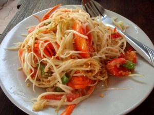 Papaijasalaatti on ihanasti maustettu thaisalaatti, mutta yleensä siinä on aivan liikaa chiliä, ja syömisestä tulee vaikeaa. 