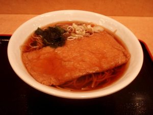 Annos ramen-ravintolassa. Päällä on tofusta tai soijasta tehtyä aburaagea tai yubaa. 