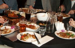 Kahdeksan hengen herkkupöytä. 