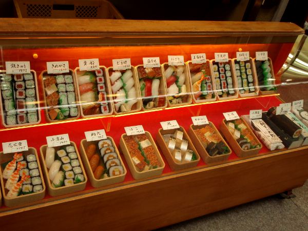 Muovisia susheja ravintolan näyteikkunassa. 