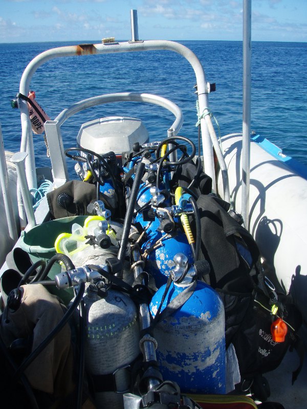 Sukellusvälineet kumiveneessämme Ha´apain Foa-saaren edustalla. 