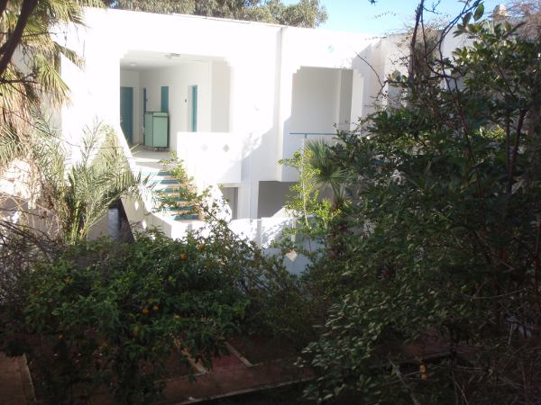 Acqua Vivan majoitusrakennusten pihaa. 