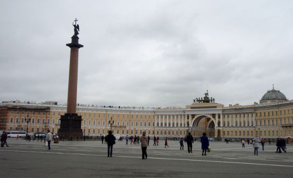 Eremitaasin edustalla sijaitseva Palatsiaukio. Pylväs on Aleksanterin kolonna ja puoliympyränä levittäytyvä massiivinen rakennus on Pääesikunta. 