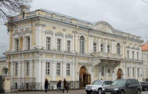 Tämän Neva-joen varrella Vasilinsaarella sijaitsevan rakennuksen luulen olevan sellainen, jossa olen vuosia sitten ollut yökerhossa ja katsellut 