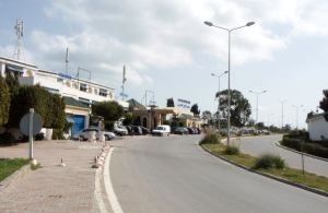 Cap Gammarthin niemen yllä rantatien kaartuessa alkoivat ensimmäiset ravintolat rantatien varrella. 