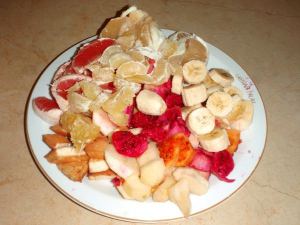 Oli kiva joka aamu tehdä iso hedelmälautanen. Tässä banaania, kaktusviikunaa, 