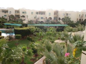 Les Charmilles -hotellin rakennuksia ja pihaa. 