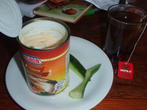 Purkkihummusta ja lasissa omenateetä. 