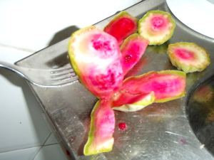 Kaktusviikuna pitää kuoria varovasti. Siitä ei voi ottaa sormilla kiinni, eikä kuorittu hedelmä saa pyöriskellä kuorinnassa irtoavissa piikeissä. 