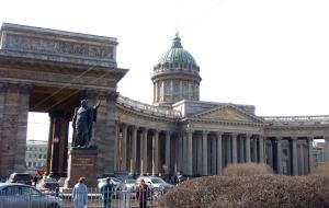 Kazanin kirkko Nevskin varrella on iso ja varmasti hyvin hyödytön pilareineen, mutta tosi hieno. 