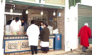 Tunisin medinassa tyypillinen puoti, josta saa nopeasti tilattuna täytettyjä leipiä. 