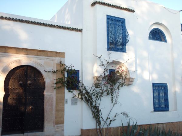 Siniset kalterit ikkunoissa olivat hienoja. 