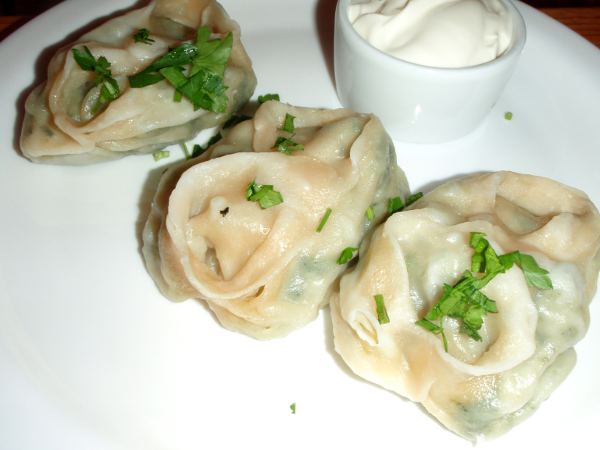 Dumblingsit peruna-pinaattitäytteellä Troitskiy Most -kasvisravintolassa Pietarissa. 