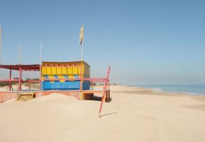 Gammarthin rantaa Rauoedin suuntaan. Ranta oli hyvin hiljainen, en tiedä onko tämä koju kesällä sitten käytössä ja kunnostetaanko sitä. Vai onko turistien vähetessä kojut jääneet ränsistymään?