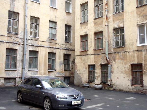 Pietarin rakennusten julkisivut alkavat olemaan kunnostettuja, mutta sisäpihat voivat olla aika röttelöisiä. 