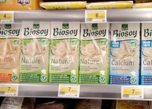 Biosoy-soijamaitoa Carrefourin hyllyssä. Tuon merkin soijapavut on kasvatettu Etelä-Ranskassa. 