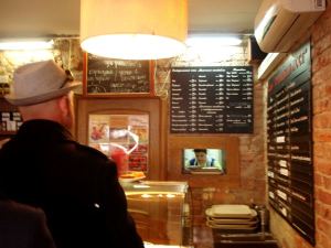 Troitskiy Mostissa on seinällä tilattavien annosten nimet myös englanniksi. 