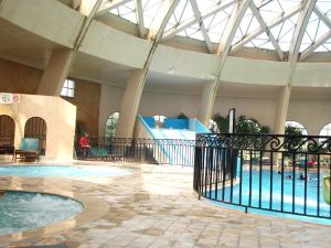 Uima-allasosasto, takana näkyy liukumäki ja vasemmalla kuuma- ja kylmävesiporealtaat.