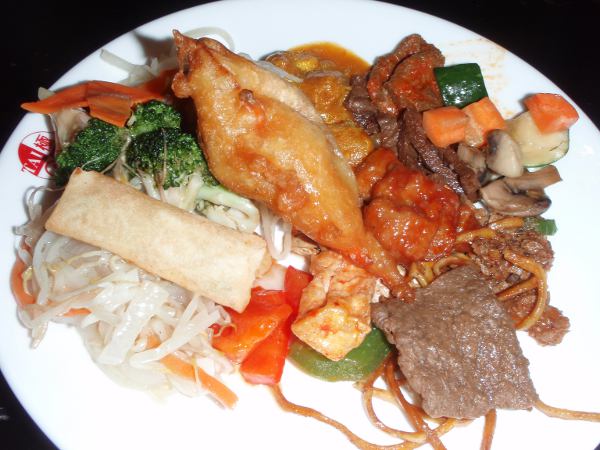 Ruokia kasvisbuffetista. 