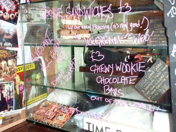 Cocookies and screamin whoopies-vitriini. 