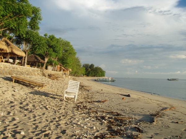 Indonesia on saaristovaltio, josta löytyy hiekkarantoja. Tällä Gili Airin saarella snorklatessa näki yleensä isoja kilpikonnia.